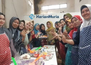 ANTUSIAS: Buruh rokok saat mengikuti pelatihan yang menggunakan anggaran DBHCHT di Kantor RTMM-SPSI Kabupaten Kudus, Senin (7/11). (Nisa Hafizhotus Syarifa/Harianmuria.com)