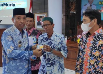 5.260 Nelayan Kecil di Rembang Terima Kartu Asuransi