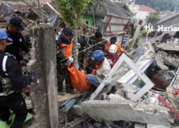 EVAKUASI: Tim SAR mengevakuasi korban gempa Cianjur beberapa waktu lalu. (Antara/Harianmuria.com)