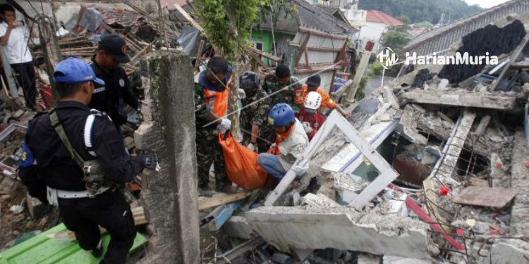 EVAKUASI: Tim SAR mengevakuasi korban gempa Cianjur beberapa waktu lalu. (Antara/Harianmuria.com)