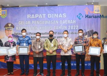 BANGGA: Sejumlah Kepala OPD yang meraih penghargaan dalam kegiatan Larwasda Kabupaten Kudus tahun 2022 di Hotel Hom Kudus, Selasa (8/11). (Nisa Hafizhotus Syarifa/Harianmuria.com)