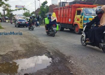 JALAN RUSAK: Ilustrasi jalan Provinsi rusak dan bergelombang di Blora yang membahayakan pengendara. (Istimewa/Harianmuria.com)