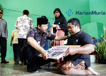 HARU: Camat Dukuhseti saat memberikan bantuan kepada warga difabel yang diterima penuh haru. (Istimewa/Harianmuria.com)