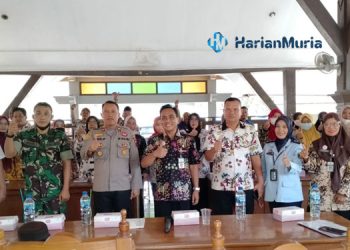 KOMPAK: Dinas Sosial P3AKB foto bersama dengan stakeholder dalam acara Sosialisasi Penanganan Korban Kekerasan Perempuan dan Anak. (Istimewa/Harianmuria.com)