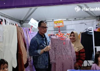 Caption: KUNJUNGAN: Bupati Kudus HM Hartopo saat mengunjungi Jati Night Market atau Pasar Rakyat di Desa Tumpangkrasak, Kecamatan Jati, Senin (21/11) malam. (Nisa Hafizhotus Syarifa/Harianmuria.com)
