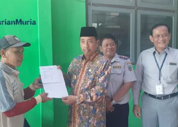 SIMBOLIS: Bupati Rembang Abdul Hafidz bersama pemilik kendaraan menunjukkan bukti pembayaran KIR non tunai. (R Teguh Wibowo/Harianmuria.com)