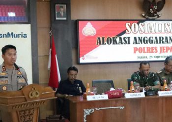 MEMAPARKAN: Kapolres Jepara AKBP Warsono menyampaikan alokasi anggaran 2023 di Mapolres Jepara. (Muslichul Basid/Harianmuria.com)