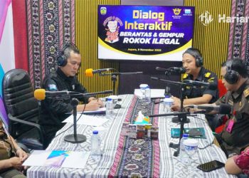 DISKUSI: Dialog Interaktif Berantas dan Gempur Rokok Ilegal bersama Asisten II Sekda Jepara Dyar Susanto (kiri, baju batik), Pemeriksa Bea dan Cukai Ahli Pertama Budi Santoso (pojok kanan), Kasi Pidsus Kejari Jepara Iyus Hendayana (tengah, kanan). (Muslichul Basid/Harianmuria.com)