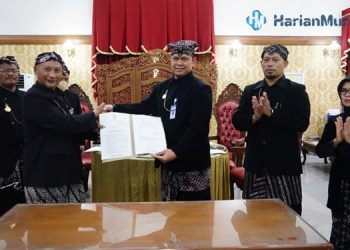 Pj Bupati Pati bersama Kepala Bagian Tata Pemerintahan Setda Kabupaten Pati akan mengimplementasikan aplikasi SARIDIN untuk meningkatkan kedisiplinan Aparatur Pemdes. (istimewa/Harianmuria.com)