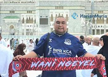 Membentangkan syal: CEO Persipa Pati, Joni Kurnianto membentang syal persipa di Mekkah saat umroh. (Istimewa/Harianmuria.com)