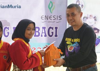 Empati : Mayjen TNI Nyoto Widyo Astoro menyerahkan bantuan kepada pihak panti asuhan. (Muslichul Basid/Harianmuria.com)