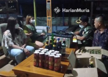 PENDATAAN: Petugas Satpol PP Jepara mendata LC dan barang bukti dalam operasi penertiban. (Muslichul Basid/Harianmuria.com)