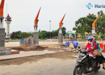 PERBAIKAN: Alun-alun kota Rembang bagian timur sedang dalam proses penataan pada bagian saluran air. (R Teguh Wibowo/Harianmuria.com)