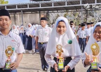 Siswa siswi MTs Sultan Agung Sukolilo saat menerima hadiah Porsema NU Kabupaten Pati. (Istimewa/Harianmuria.com)