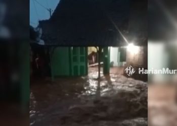 Banjir yang menerjang rumah salah satu warga Kecamatan Margoyoso, Pati. (Instagram @patiem_/Harianmuria.com)
