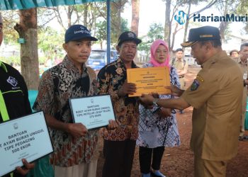SIMBOLIS: Pj Bupati Jepara Edy Supriyanta menyerahkan bantuan kepada warga. (Muslichul Basid/Harianmuria.com)