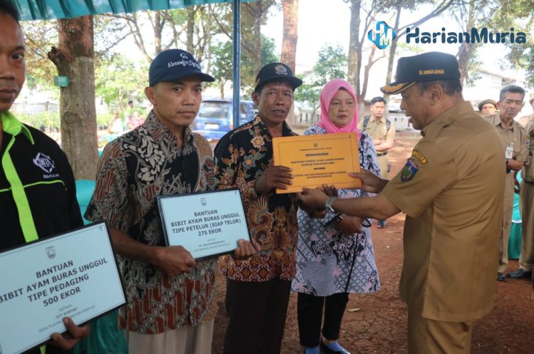 SIMBOLIS: Pj Bupati Jepara Edy Supriyanta menyerahkan bantuan kepada warga. (Muslichul Basid/Harianmuria.com)