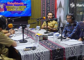 DISKUSI: Sekretaris Daerah (Sekda) Jepara Edy Sujatmiko berdiskusi dengan para narasumber dalam dialog interaktif gempur rokok ilegal. (Muslichul Basid/Harianmuria.com)