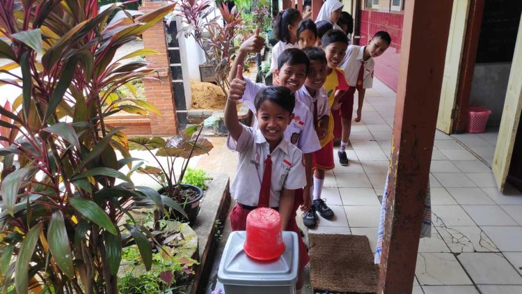 PRAKTIK: Siswa SDN 1 Magersari saat mengikuti prosedur pencegahan penularan virus corona dengan gerakan mencuci tangan. (R Teguh Wibowo/Harianmuria.com)