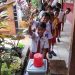 PRAKTIK: Siswa SDN 1 Magersari saat mengikuti prosedur pencegahan penularan virus corona dengan gerakan mencuci tangan. (R Teguh Wibowo/Harianmuria.com)