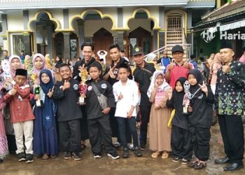 Peserta Lompa Kompetensi se Kecamatan Tlogowungu yang menerima piala kejuaraan. (Istimewa/Harianmria.com)