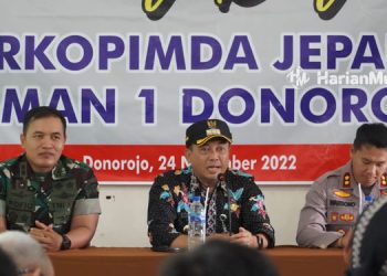 SINERGITAS: Pj Bupati Jepara Edy Supriyanta (tengah) bersama Kapolres Jepara AKBP Warsono (kanan) dan Komandan Kodim Jepara Letkol Inf. Mukhammad Husnur Rofiq (kiri) memberikan materi pelajaran kepada para siswa. (Muslichul Basid/Harianmuria.com)