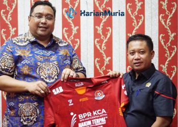 SIMBOLIS: CEO Laskar Saridin Pati, Joni Kurnianto berfoto bersama dengan Teguh Bandang Waluyo, Manager Persipa Junior. (Instagram Persipa Pati/Harianmuria.com)