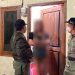PENERTIBAN: Kepala Satpol PP Pati Sugiyono (kiri) berbicara dengan salah satu penghuni kos yang ditemukan dalam razia. (Aziz Afifi/Harianmuria.com)