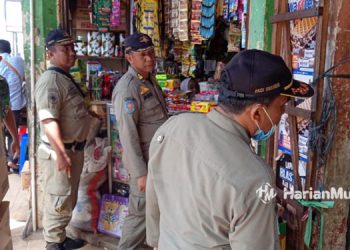 BERI ARAHAN: Petugas Satpol PP Jepara memberikan edukasi kepada para pedagang pasar terkait ciri-ciri rokok ilegal. (Muslichul Basid/Harianmuria.com)
