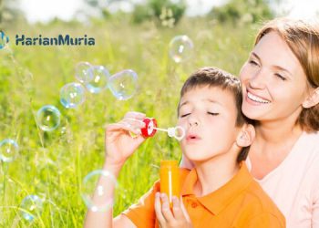 Ilustrasi orangtua yang bermain bubble bersama sang anak untuk mengurangi penggunaan gawai. (Freepik/Harianmuria.com)
