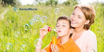 Ilustrasi orangtua yang bermain bubble bersama sang anak untuk mengurangi penggunaan gawai. (Freepik/Harianmuria.com)