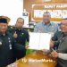 SIMBOLIS: Pj Bupati Pati Henggar Budi Anggoro (kiri, berpeci) foto bersama dengan DPRD Pati usai penandatanganan pengesahan APBD 2023. (Arif Febriyanto/Harianmuria.com)