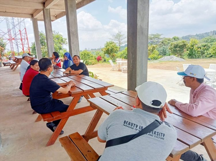 Tarik Wisatawan Mancanegara, Desa Wisata Jrahi Kembangkan Kampung Inggris - Harianmuria FOKUS: Rapat pemantapan sebelum soft opening oleh Dinporapar, Pokdarwis, dan Pemdes Jrahi serta A-One Group. (Arif Febriyanto/Harianmuria.com)