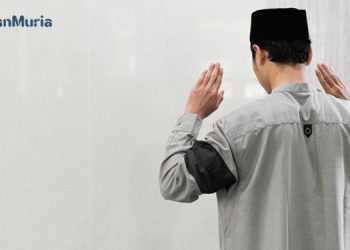 Ilustrasi orang yang tengah menjalankan shalat gerhana bulan. (Unsplash/Harianmuria.com)