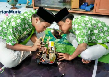 PRAKTIK: Siswa asal MTs Salafiyah Kajen, Kecamatan Margoyoso, Kabupaten Pati sedang merakit robot yang akan diikutkan dalam kompetisi. (Aziz Afifi/Harianmuria.com)