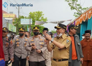 MONITORING: Pj Bupati Jepara Edy Supriyanta (pakai jam tangan) meninjau pelaksanaan pemilihan petinggi (pilpet). (Muslichul Basid/Harianmuria.com)