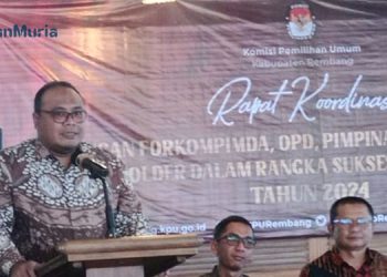 PENGARAHAN: Wakil Bupati Rembang Mochamad Hanies Cholil Barro’ dalam rapat koordinasi untuk menyukseskan Pemilu 2024. (R Teguh Wibowo - Harianmuria.com)