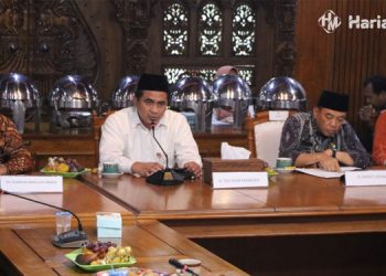 KONDUSIF: Pj Bupati Jepara Edy Supriyanta (dua dari kanan, batik abu) didampingi Wakil Gubernur Jawa Tengah Taj Yasin (baju putih, berpeci) memberikan arahan dalam Rapat Mediasi RSI Sultan Hadirin, Selasa (15/11). (Muslichul Basid/Harianmuria.com)