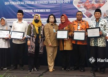 PENGHARGAAN: Sejumlah sekolah di Kabupaten Kudus saat menerima sertifikat intervensi keamanan dan PJAS dari BPOM di Hotel Grasia Semarang, Selasa (6/12). (Nisa Hafizhotus Syarifa/Harianmuria.com)