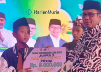 PRESTASI: Muhammad Nidal Ibnu Sina dari Madin Al Mustofa saat menerima penghargaan Juara 3 Olahraga Catur. (R Teguh Wibowo/Harianmuria.com)