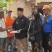 Camat Dukuhseti Didampingi Ketua Dharma Wanita Dukuhseti bersama perwakilan PMI Pati memberikan bantuan kepada korban puting beliaung di Dumpil. (Istimewa/Harianmuria.com)
