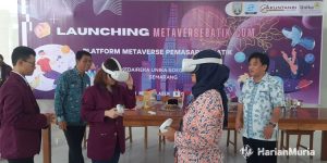 INOVASI: Tamu undangan mencoba mengakses metaverse batik tulis Lasem menggunakan kacamata Virtual Reality (VR) saat launching Metaverse Batik Tulis Lasem di rumah merah.(R Teguh Wibowo/Harianmuria.com)