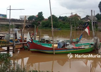 BERJAJAR: Kapal bersandar di tepian pantai Kecamatan Dukuhseti, beberapa waktu lalu.(Aziz Afifi/Harianmuria.com)