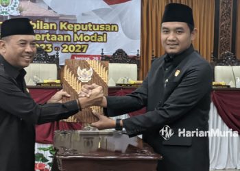 SIMBOLIS: Ketua DPRD Jepara Haizul Ma’arif (kanan) meyerahkan draft Ranperda Penyertaan Modal kepada Pj Bupati Jepara Edy Supriyanta.(Muslichul Basid/Harianmuria.com)