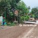 PEMBANGUNAN: Para pekerja kebut proyek jalan yang dibiayai dari dana hibah Pemerintah Kabupaten (Pemkab) Bojonegoro. (Istimewa/Harianmuria.com)