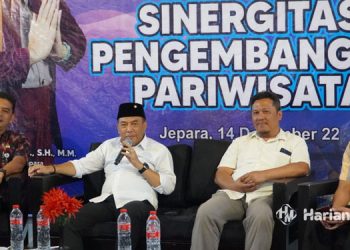 SAMBUTAN: Pj Bupati Jepara Edy Supriyanta (berpeci) memberikan arahan dalam acara ngobrol bareng sinergitas pengembangan pariwisata.(Muslichul Basid/Harianmuria.com)