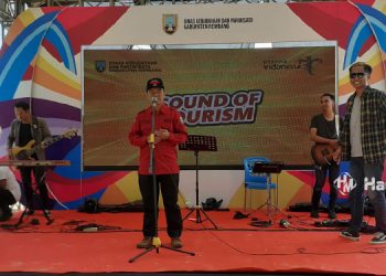 SAMBUTAN: Kepala Dinbudpar Kabupaten Rembang Muttaqin membuka acara Sound of tourism di Pantai Pasir Putih, Dusun Wates, Desa Tasikharjo, Kecamatan Kaliori, Minggu (11/12). (R Teguh Wibowo/Harianmuria.com)