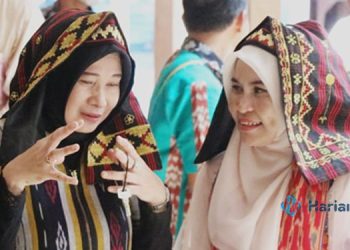 SINERGITAS: Ketua Dekranasda Lampung Selatan Ny. Winarni Nanang Ermanto saat berkunjung ke Jepara didampingi Ketua Dekranasda Jepara Eka Edy Supriyanta (kiri). (Muslichul Basid/Harianmuria.com)