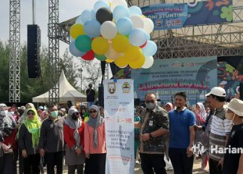 MERIAH: Wakil Bupati Rembang Mochammad Hanies Cholil Barro' bersama Ketua TP PKK Kabupaten Hasiroh Hafidz dan jajaran Dinas Kesehatan melepas balon pertanda di launchingnya program TELPONI STUNTING. (R Teguh Wibowo/Harianmuria.com)
