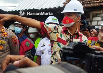 MONITORING: Ganjar Pranowo Gubernur Jawa Tengah meninjau jembatan Juwana, Rabu (7/12). (Aziz Afifi/Harianmuria.com)